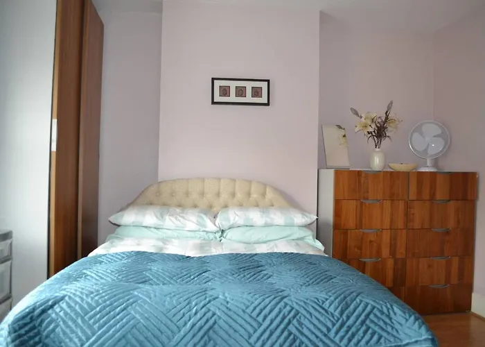 Nice 3 Bedroom House Ealing